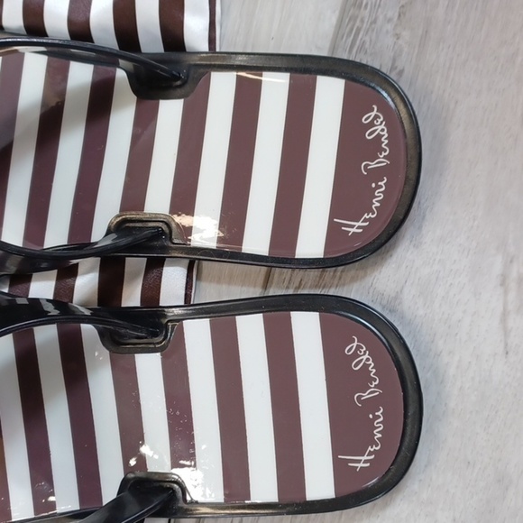 Henri Bendel Centennial Stripes Flip Flops NIB - Picture 5 of 11